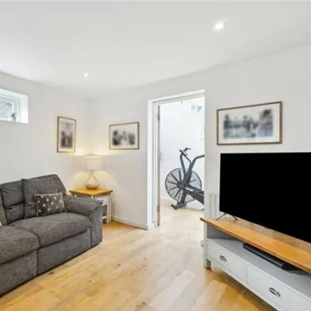 Image 2 - 29 Cleveland Road, London, SW13 0AA, United Kingdom - House for sale