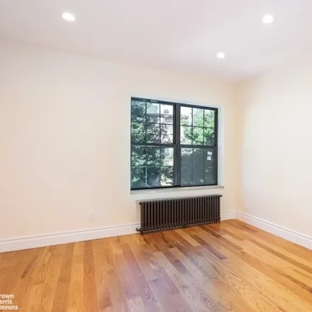 Image 8 - 213 West 252nd Street, New York, NY 10471, USA - House for sale
