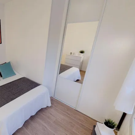 Image 2 - 8 rue de Calais - Room for rent