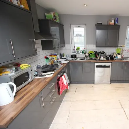 Rent this 8 bed townhouse on Back Brudenell Mount in Leeds, LS6 1HU