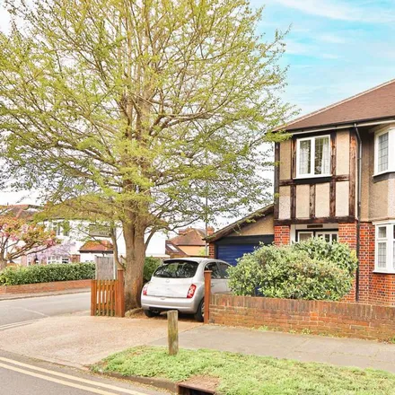 Rent this 3 bed duplex on Eversley Road in London, KT5 8BG