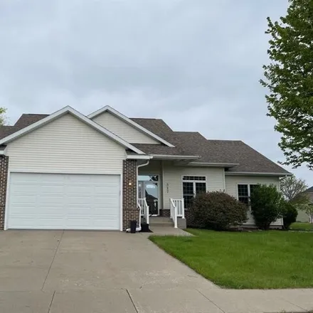 Buy this 5 bed house on 387 Brandon Street South in Grinnell, IA 50112