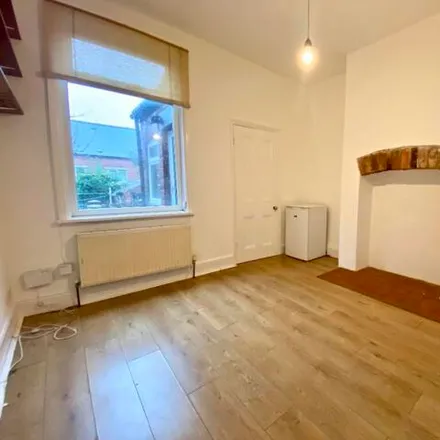 Rent this 3 bed townhouse on 7 Warwick Terrace in Sheffield, S10 1LX