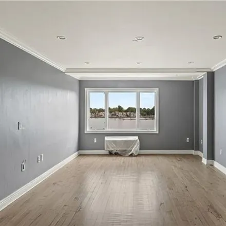 Image 9 - 600 Clarence Avenue, New York, NY 10465, USA - Condo for sale