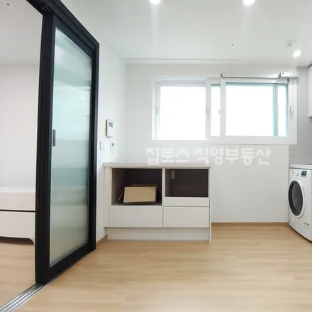 Rent this 1 bed apartment on 서울특별시 은평구 역촌동 42-20