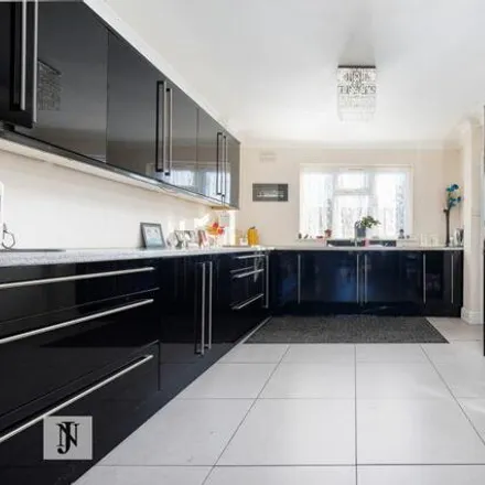 Image 2 - 65, 67, 69, 71 The Fairway, Oakwood, London, N14 4PB, United Kingdom - Townhouse for sale