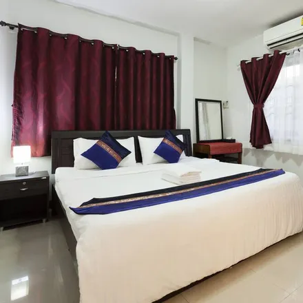 Rent this 3 bed duplex on ร้านข้าวต้มปลา ลิ้มฮานง้วน in Soi Suriyawong 3, Tambon Hai Ya