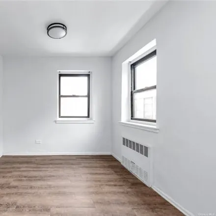 Image 8 - 94-30 60th Avenue, New York, NY 11373, USA - Apartment for sale