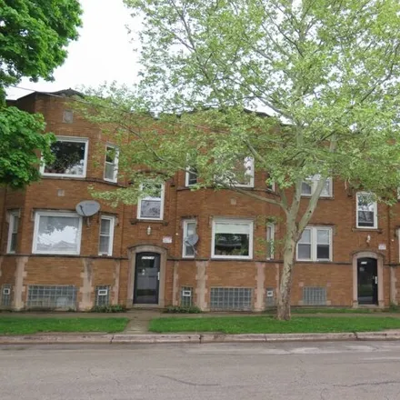 Buy this studio house on 5734-5744 West Belle Plaine Avenue in Chicago, IL 60634