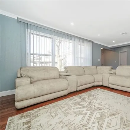 Image 2 - 71-27 172nd Street, New York, NY 11365, USA - House for sale