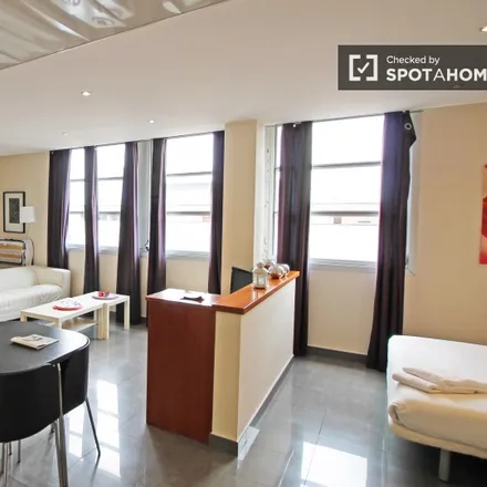 Rent this studio apartment on Biblioteca de La Facultat de Comunicació i Relacions Internacionals Blanquerna in Carrer de Valldonzella, 10