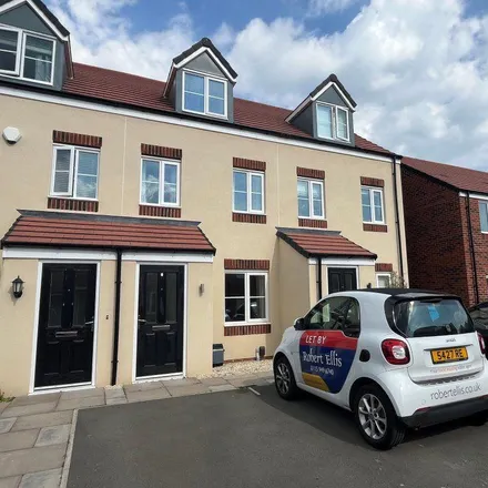 Rent this 3 bed townhouse on 55 Slater Way in Ilkeston, DE7 4SN