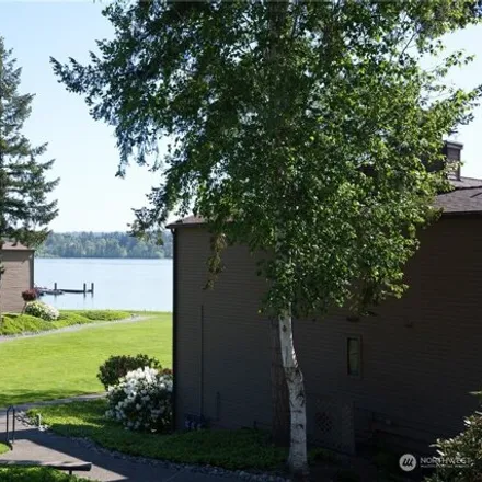 Buy this 2 bed condo on Toketi Community Pool in Northeast 40th Place, Redmond