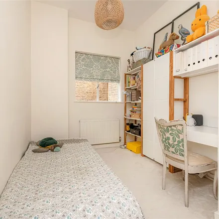 Rent this 2 bed apartment on Bikehangar 1915 in Oxford Gardens, London