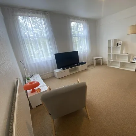 Image 2 - Dulux Decorator Centre, Palace Avenue, Paignton, TQ3 3HE, United Kingdom - Apartment for rent