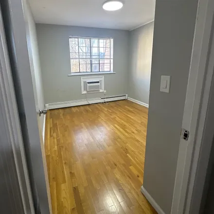 Rent this 1 bed room on 345 East 234th Street in New York, NY 10470