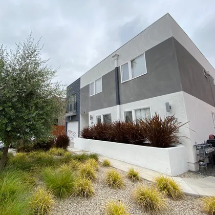 Rent this 3 bed townhouse on 625 N Mariposa Ave