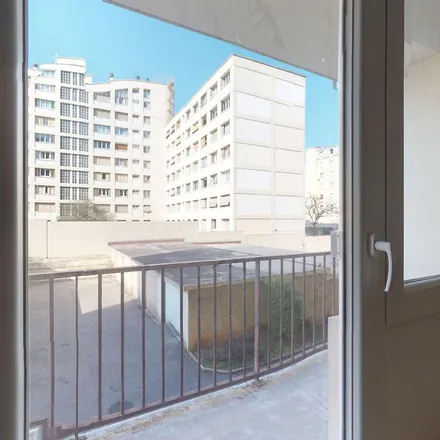 Rent this 3 bed apartment on 84 Boulevard Eugène Réguillon in 69100 Villeurbanne, France