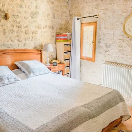 Rent this 5 bed house on D 900 in 84750 Saint-Martin-de-Castillon, France
