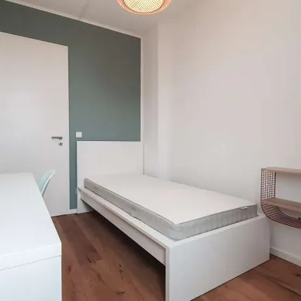 Rent this 6 bed apartment on Fontänenfeld in Leopoldplatz, 13353 Berlin
