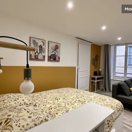 Image 2 - 3 Rue du Guesclin, 43100 Brioude, France - Apartment for rent