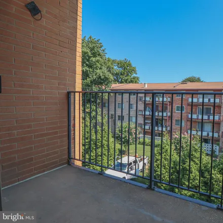 Image 5 - Vienna Villager, 200 Locust Street Southeast, Vienna, VA 22180, USA - Condo for sale