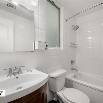 Image 7 - 962 East 14th Street, New York, NY 11230, USA - House for sale