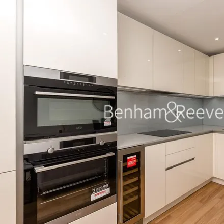 Image 2 - Wandsworth Road, London, SW8 2FW, United Kingdom - Apartment for rent