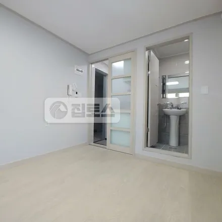 Rent this studio apartment on 서울특별시 관악구 신림동 521-19