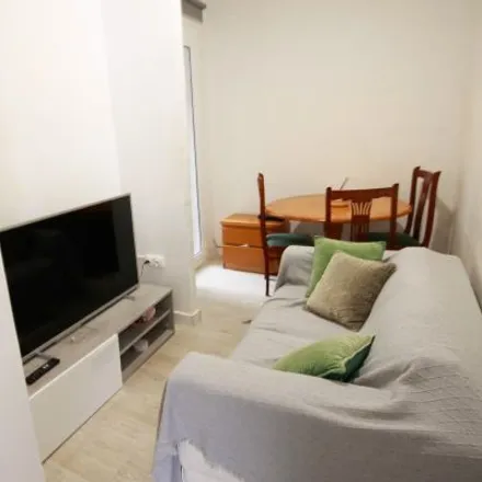 Rent this 3 bed room on Avinguda del Paral·lel in 72, 08001 Barcelona