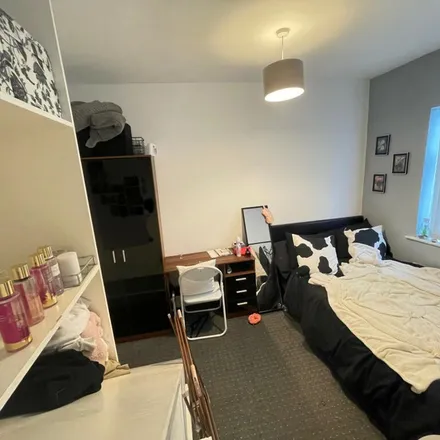 Rent this 3 bed apartment on Cross Speedwell Street in Leeds, LS6 2TZ