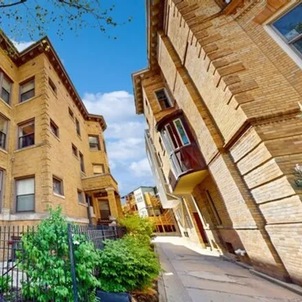 Buy this 3 bed condo on 4030 North Clarendon Avenue in Chicago, IL 60613