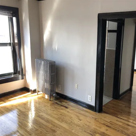 Rent this 1 bed apartment on 846 West Montrose Avenue