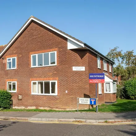 Rent this 1 bed apartment on Holme Road in Highcliffe-on-Sea, BH23 5LJ