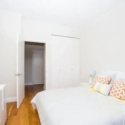 Image 2 - Baked By Melissa, 1585 Broadway, New York, NY 10019, USA - Apartment for rent