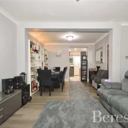 Image 2 - Linley Crescent, London, RM7 8RB, United Kingdom - Townhouse for sale