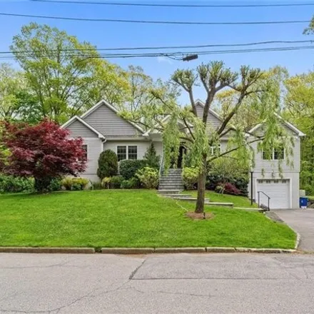Rent this 5 bed house on 153 Woodhollow Lane in Bayberry Park, City of New Rochelle