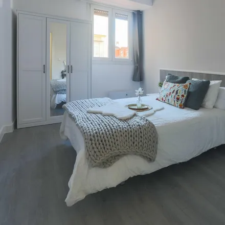 Rent this 8 bed room on Calle del Ferrocarril in 3, 28045 Madrid