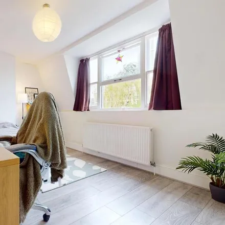 Image 7 - 92 Newark Street, St. George in the East, London, E1 2HF, United Kingdom - Townhouse for rent