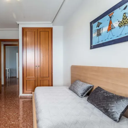 Rent this 5 bed room on Avinguda de la Constitució in 6, 46009 Valencia