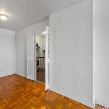 Image 3 - 17-85 215th Street, New York, NY 11360, USA - Apartment for sale