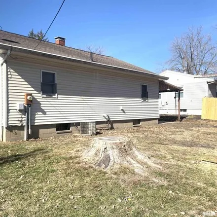 Image 2 - 214 East Avenue D, Lewistown, IL 61542, USA - House for sale