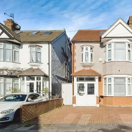 Rent this 6 bed duplex on Wycombe Road in London, IG2 6UT