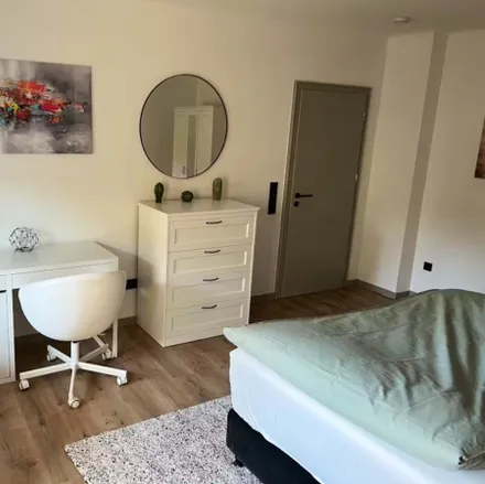 Rent this 4 bed room on Kettenhofweg 83 in 60325 Frankfurt, Germany