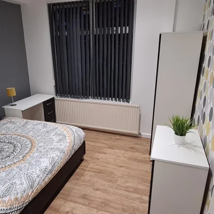 Rent this 6 bed room on 32-76 Headingley Avenue in Leeds, LS6 3EJ