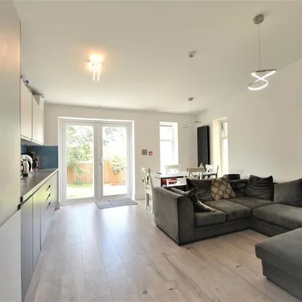 Rent this 6 bed room on Baring Road in London, SE12 0DS