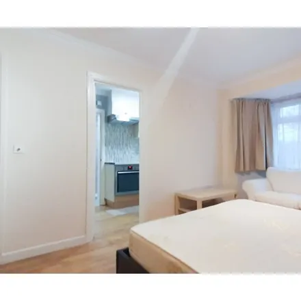 Image 3 - Manor Way, London, NW9 6JB, United Kingdom - Apartment for rent
