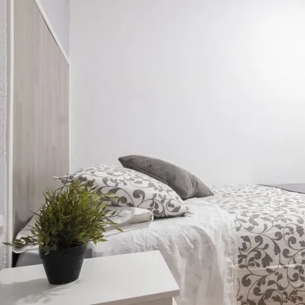 Rent this 9 bed room on Madrid in Fuencarral, Calle de Barceló