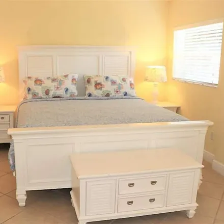 Rent this 6 bed condo on Siesta Key in FL, 34242