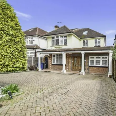 Rent this 6 bed house on 15 Southway in London, N20 8EB
